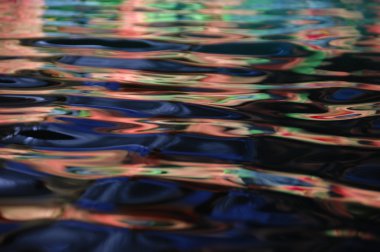 Su dalgaları gün ışığında