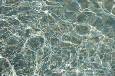 Su dalgaları gün ışığında