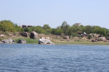 Su dalgaları gün ışığında