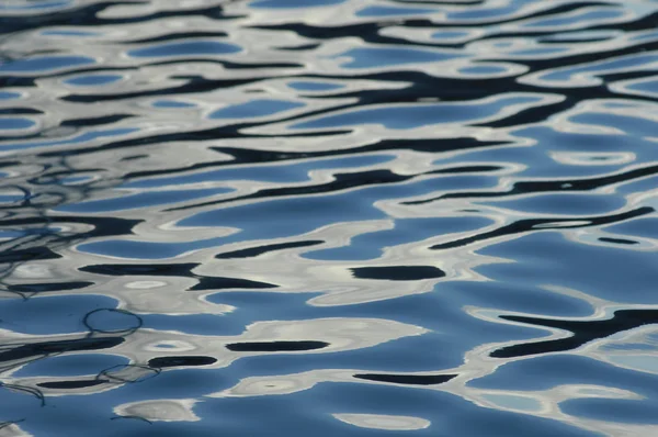 Wasserwellen im Tageslicht — Stockfoto