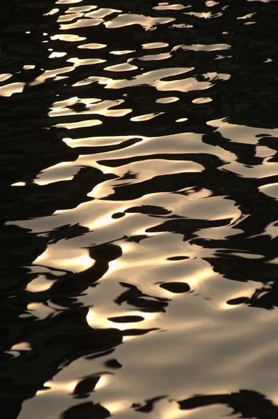 Wasserwellen im Tageslicht — Stockfoto