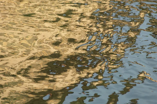 Волны воды в дневном свете — стоковое фото