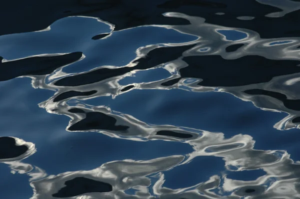日の光で水面波 — ストック写真