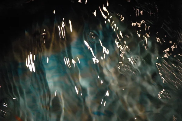 Su dalgaları gün ışığında