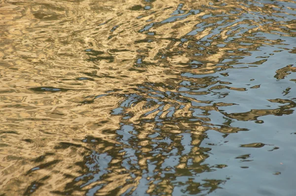 Water golven in daglicht — Stockfoto