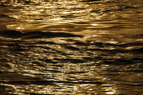 Κύματα του νερού στο φως της ημέρας — Φωτογραφία Αρχείου