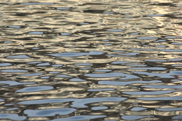 Vagues d'eau en lumière du jour — Photo