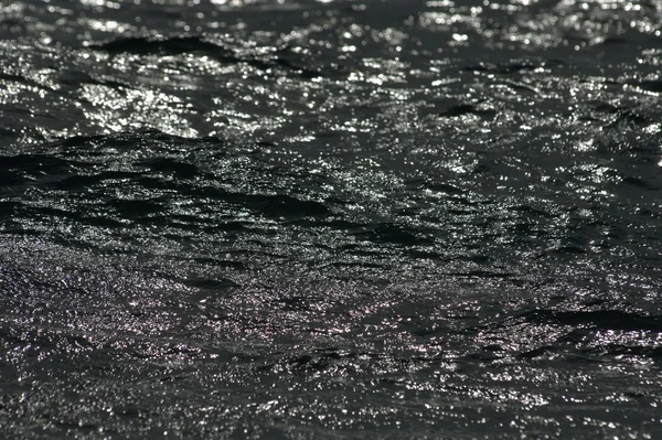 Водні хвилі в денному світлі — стокове фото