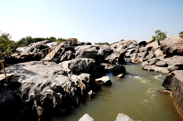 Wasser fließt durch bemooste Felsen — Stockfoto