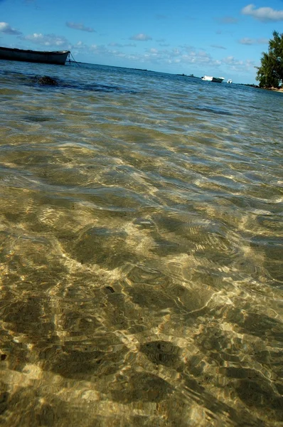 日の光で水面波 — ストック写真