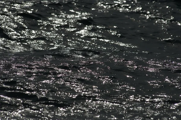Vagues d'eau en lumière du jour — Photo