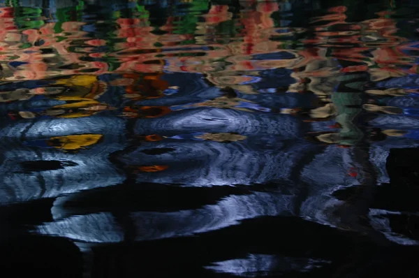 Wasserwellen im Tageslicht — Stockfoto