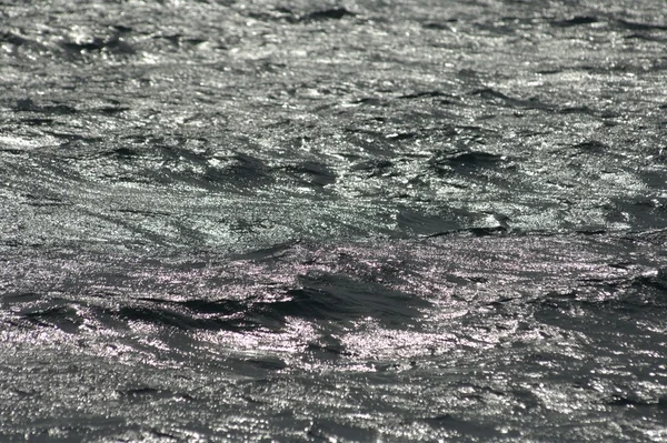 Vagues d'eau en lumière du jour — Photo