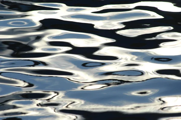 Onde d'acqua nella luce del giorno — Foto Stock