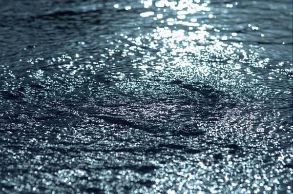 Fale wodne w świetle dziennym — Zdjęcie stockowe