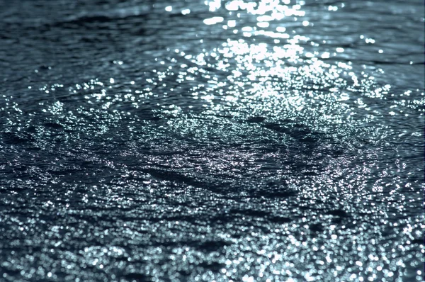 Vagues d'eau en lumière du jour — Photo