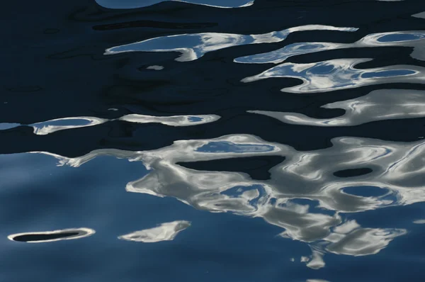 Vattenvågor i dagsljus — Stockfoto