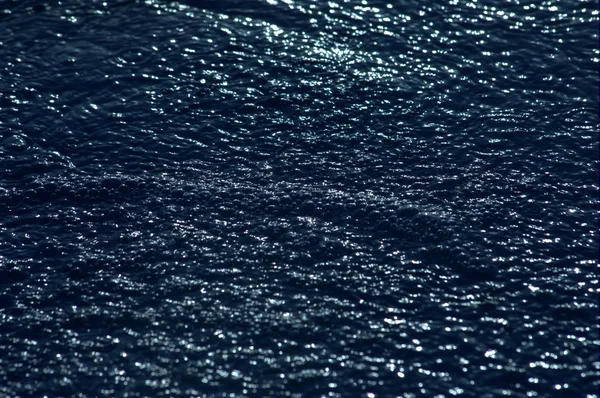 Ondas de água na luz do dia — Fotografia de Stock