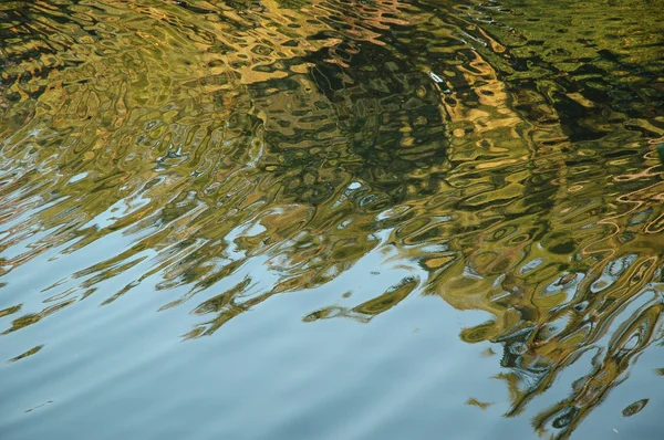 Vodní vlny v denní světlo — Stock fotografie