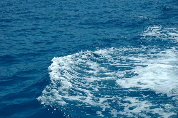 Onde d'acqua nella luce del giorno — Foto Stock