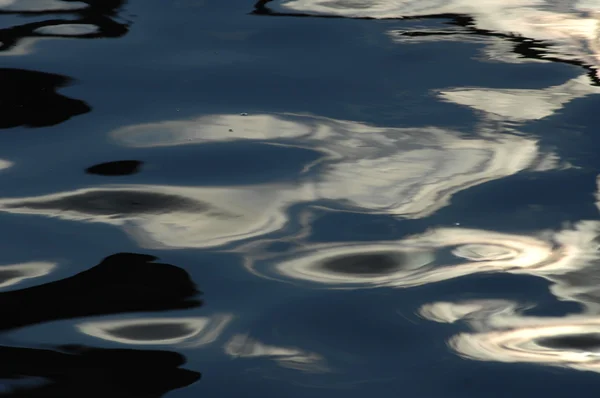 Onde d'acqua nella luce del giorno — Foto Stock