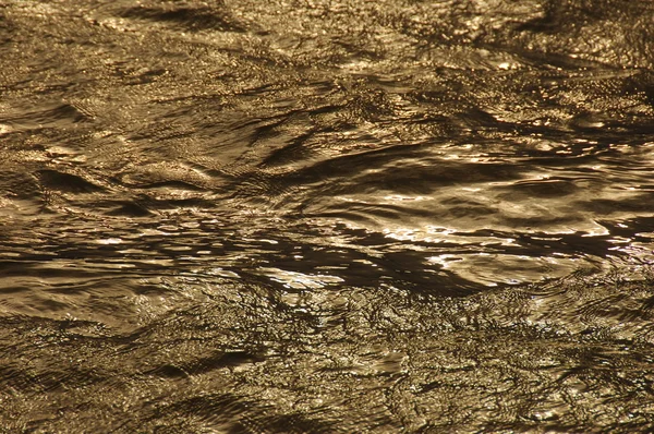 Ondas de agua en luz diurna — Foto de Stock