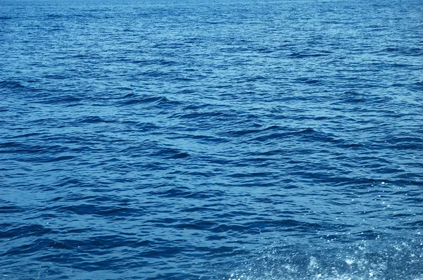 Ondas de agua en luz diurna —  Fotos de Stock