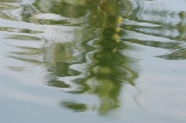 Волны воды в дневном свете — стоковое фото