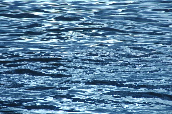 Vagues d'eau en lumière du jour — Photo