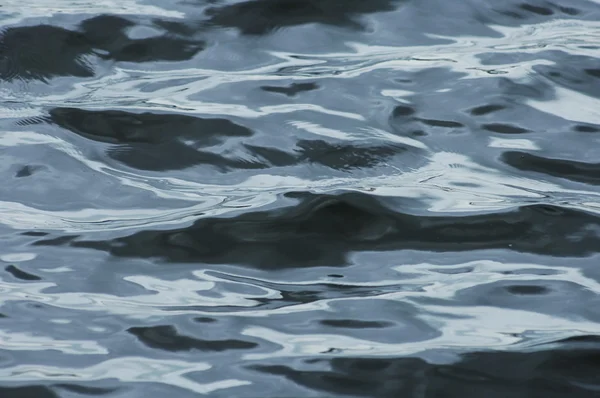 Ondas de agua en luz diurna —  Fotos de Stock