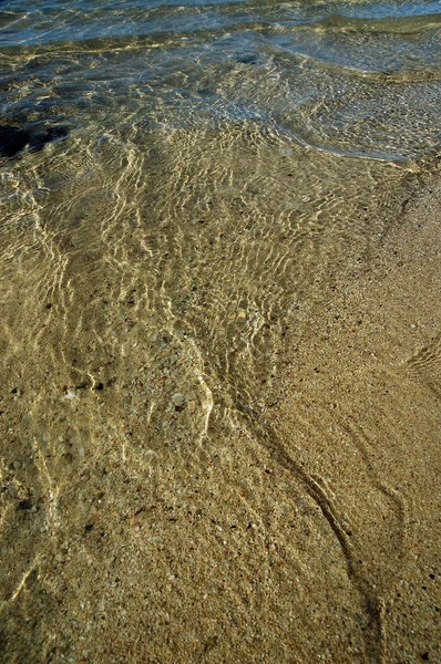 Onde d'acqua nella luce del giorno — Foto Stock