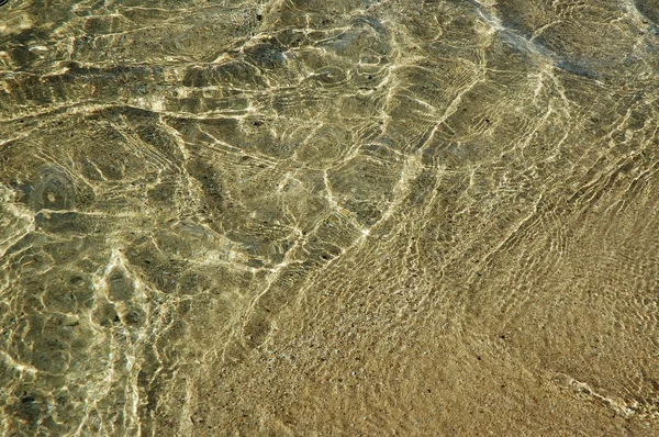 Onde d'acqua nella luce del giorno — Foto Stock