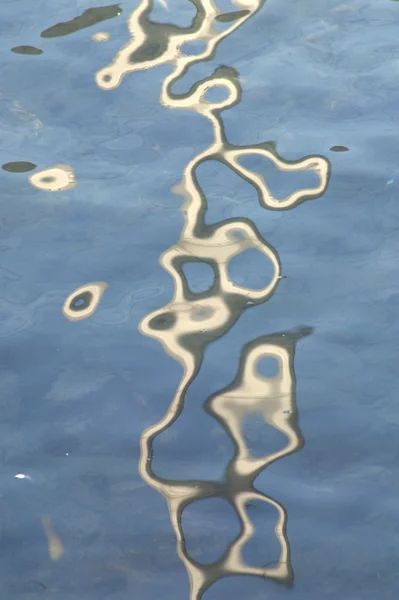 Vagues d'eau en lumière du jour — Photo