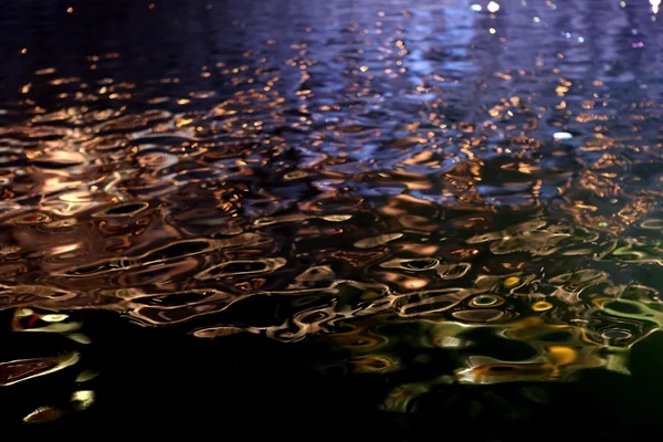 Ondas de água na luz do dia — Fotografia de Stock