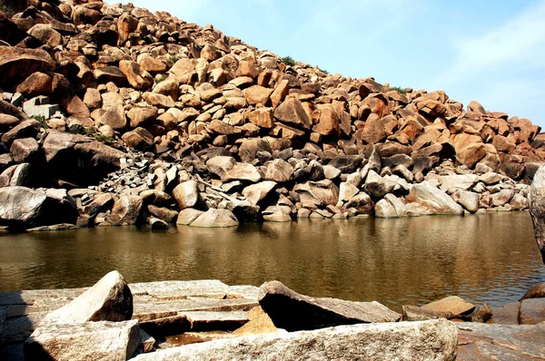 Água correndo através de rochas musgosas — Fotografia de Stock