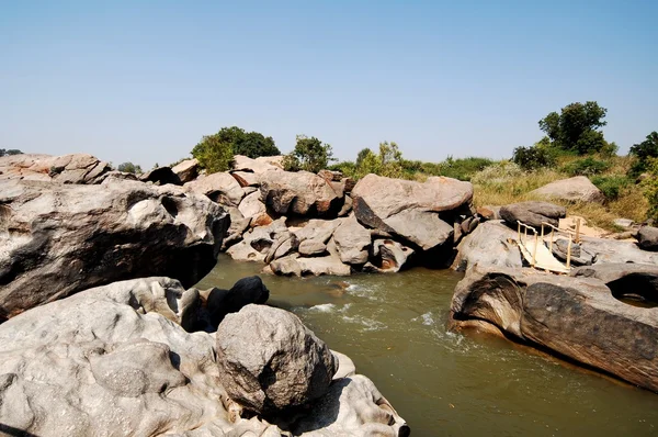 Wasser fließt durch bemooste Felsen — Stockfoto