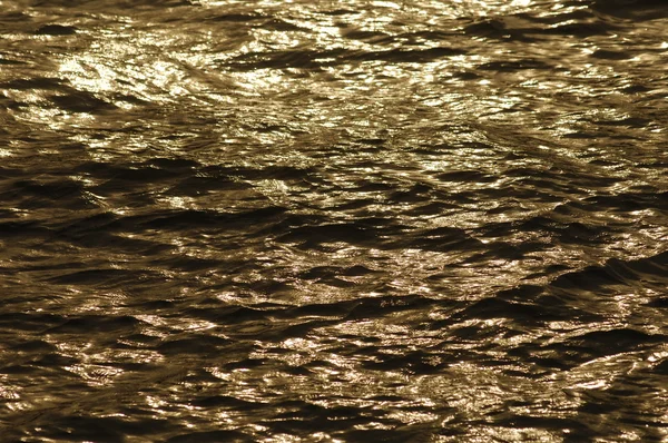 Ondas de agua en luz diurna —  Fotos de Stock