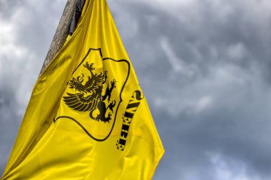 Kashubia Bölgesi - gökyüzünde bulutlu bir bayrak - Polonya