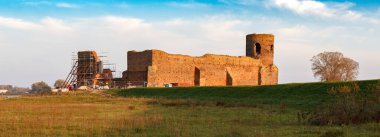 Warta Nehri yakınlarındaki Kolo şehrindeki Ortaçağ Kraliyet Kalesi - Polonya