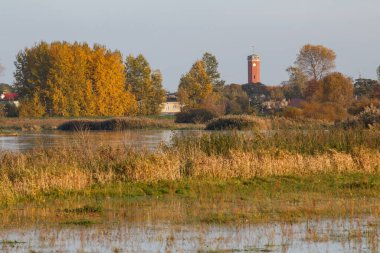 Kolo şehrinin Panorama 'sı - Warta Nehri' nin kıyısındaki manastır ve belediye binası - Polonya