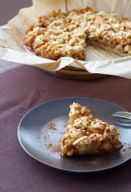 Tarçınlı elmalı turta.