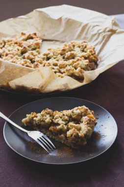 Tarçınlı elmalı turta.