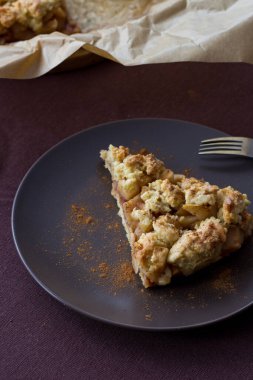 Tarçınlı elmalı turta.