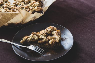 Tarçınlı elmalı turta.