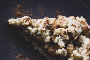 Tarçınlı elmalı turta.