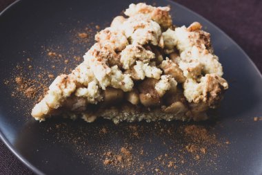 Tarçınlı elmalı turta.