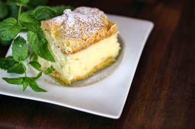  Beyaz tabakta puding.