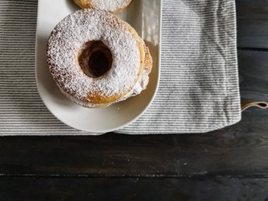Taze ev yapımı peynirli çörekler.
