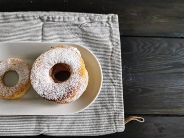 Taze ev yapımı peynirli çörekler.