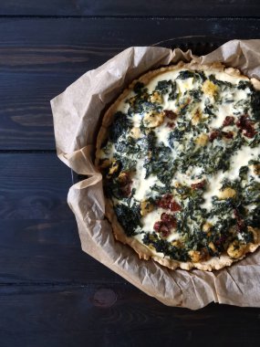 Ispanaklı kiş ve güneşte kurutulmuş domates.